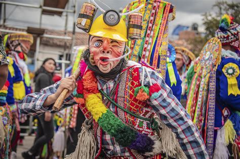  「サン・セバスチャン祭りの聖母」：黄金の光と神秘的な微笑み